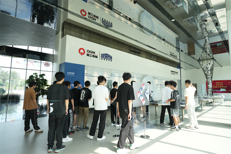 লিমিং ভোকেশনাল ইউনিভার্সিটি একটি চাকরি উন্নয়ন কর্মসূচির জন্য Fujian Quangong Machinery Co., Ltd পরিদর্শন করেছে।