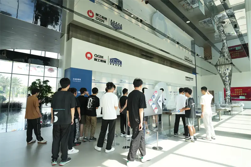 লিমিং ভোকেশনাল ইউনিভার্সিটি একটি চাকরি উন্নয়ন কর্মসূচির জন্য Fujian Quangong Machinery Co., Ltd পরিদর্শন করেছে।