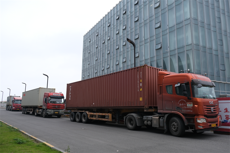 QGM ইট তৈরির মেশিনগুলি মধ্যপ্রাচ্যে পাঠানো হয়েছে, আঞ্চলিক নির্মাণকে একটি নতুন লিপ এগিয়ে নিতে সাহায্য করছে