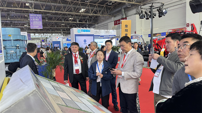 স্মার্ট ম্যানুফ্যাকচারিং কথা বলার জন্য গোল্ডেন অটাম গ্যাদারিং, কোয়াংগং এর শক্তি উজ্জ্বলতা তৈরি করে