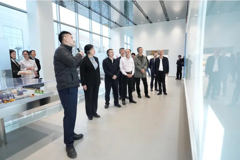 জনাব লিউ মিন, ন্যাশনাল ডেভেলপমেন্ট এন্ড রিফর্ম কমিশন (NDRC) এর ব্যুরোর অফ প্রাইভেট ইকোনমি এর ডেপুটি ডিরেক্টর-জেনারেল এবং তার প্রতিনিধি দল একটি পরিদর্শন ও গবেষণা সফরের জন্য কোয়াংগং মেশিনারি কোং লিমিটেড পরিদর্শন করেছেন।